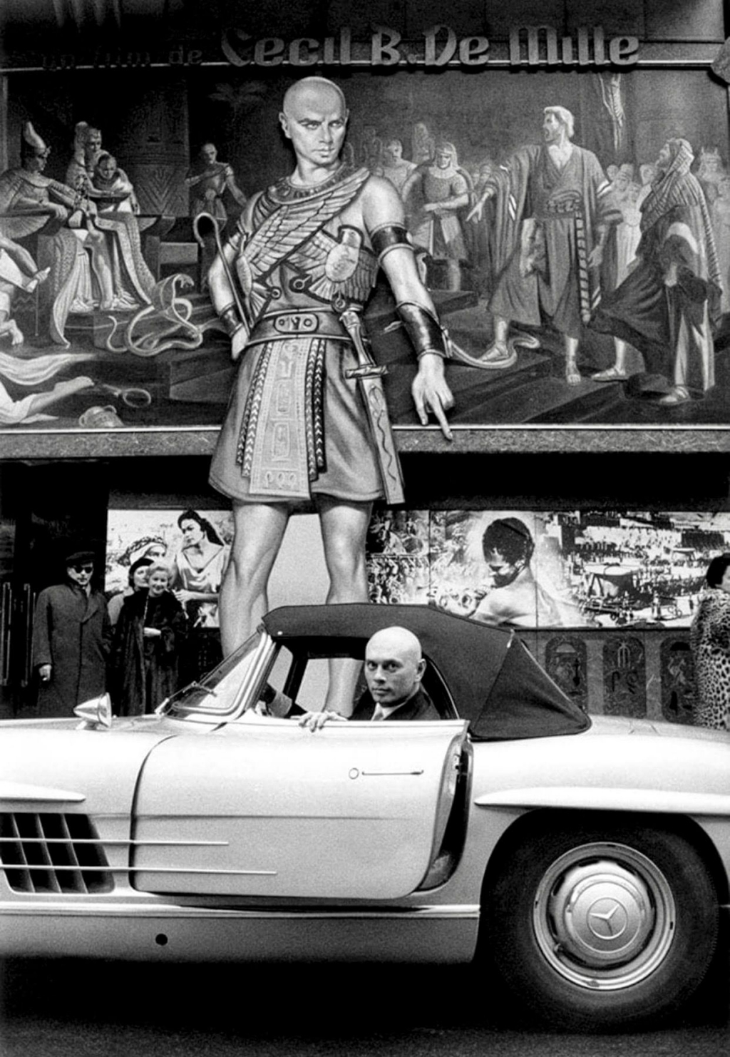 Stars & Cars 3 Yul Brynner a bordo de su Mercedes-Benz 300SL Roadster llegando al estreno de Los diez mandamientos