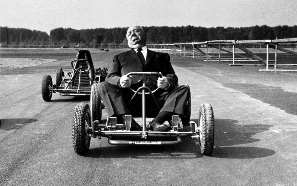 Alfred Hitchcock sentado en un kart a las afueras de Milán en 1960