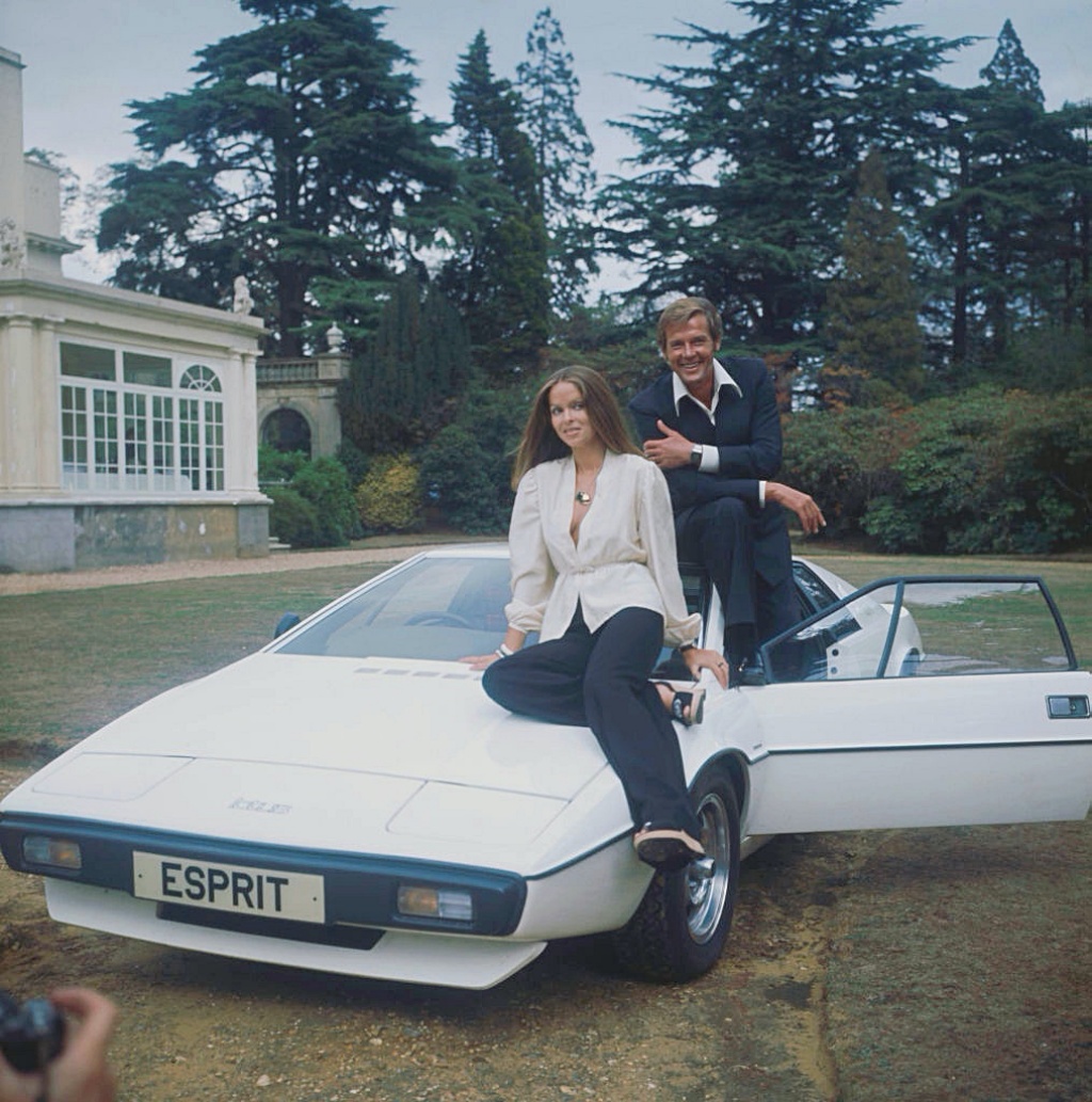 Barbara Bach y Roger Moore en la casa Pinewood en 1977 promocionando la película La espía que me amó | Fox Photos:Hulton Archive:Getty Image