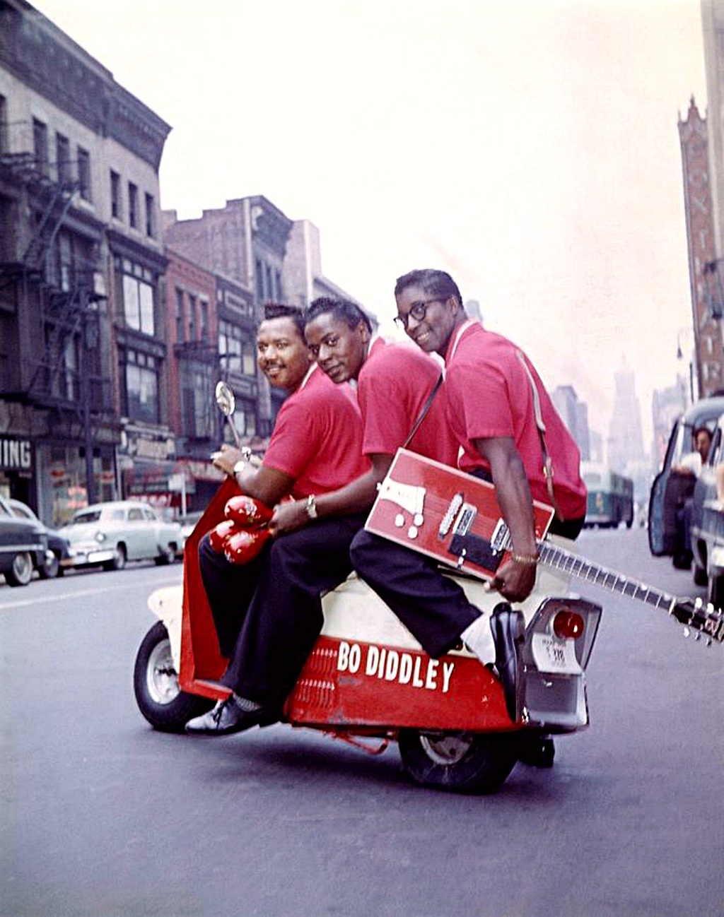 Bo Diddley (dcha.) sentado sobre un scooter junto a su banda en Nueva York en septiembre de 1959 | Ochs Archives:Getty Images