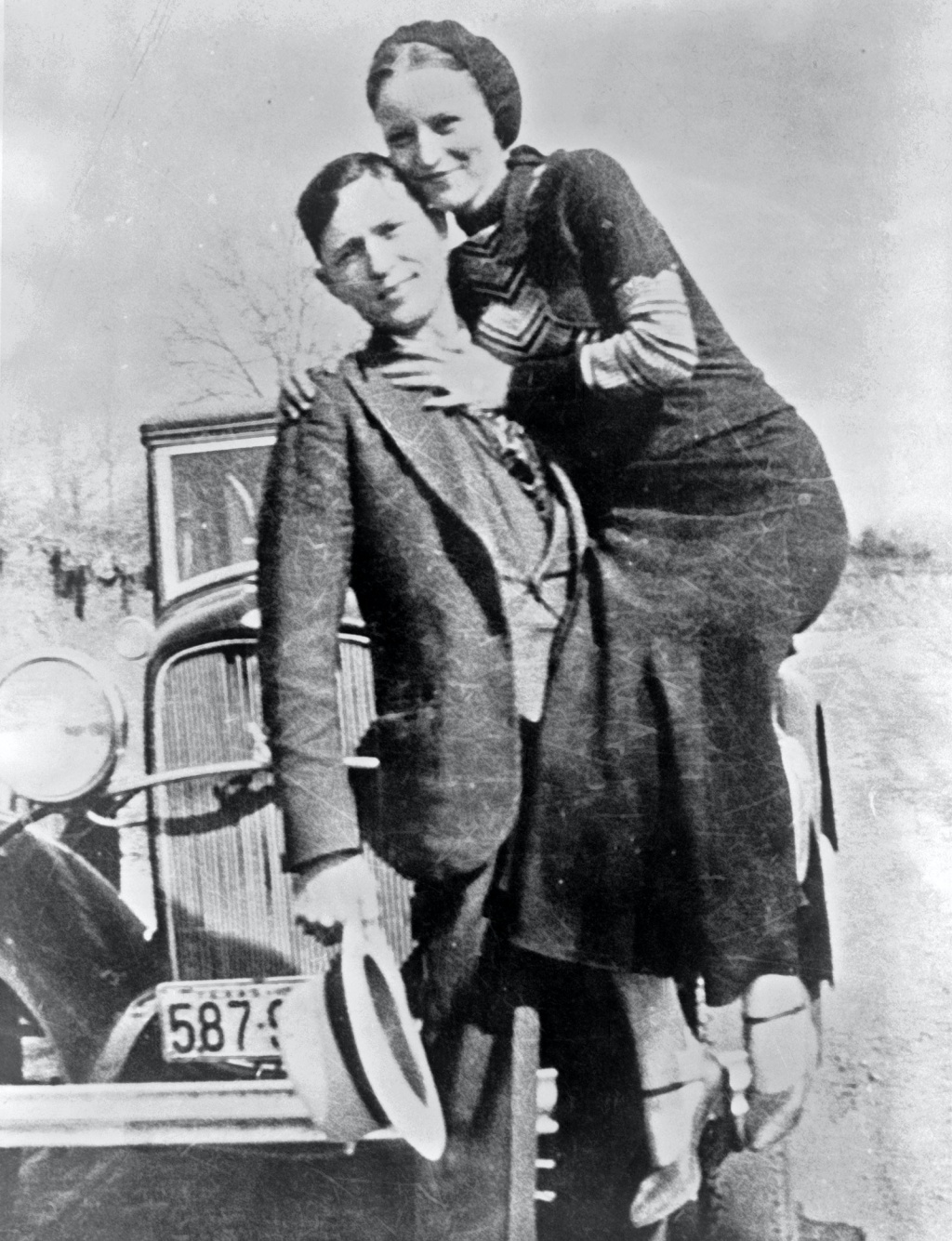 Bonnie Parker y Clyde Barrow, mejor conocidos como Bonnie & Clyde, con su Ford V8 en algún momento entre 1932 y 1934 | Pictorial Press Ltd : Alamy Stock Photo