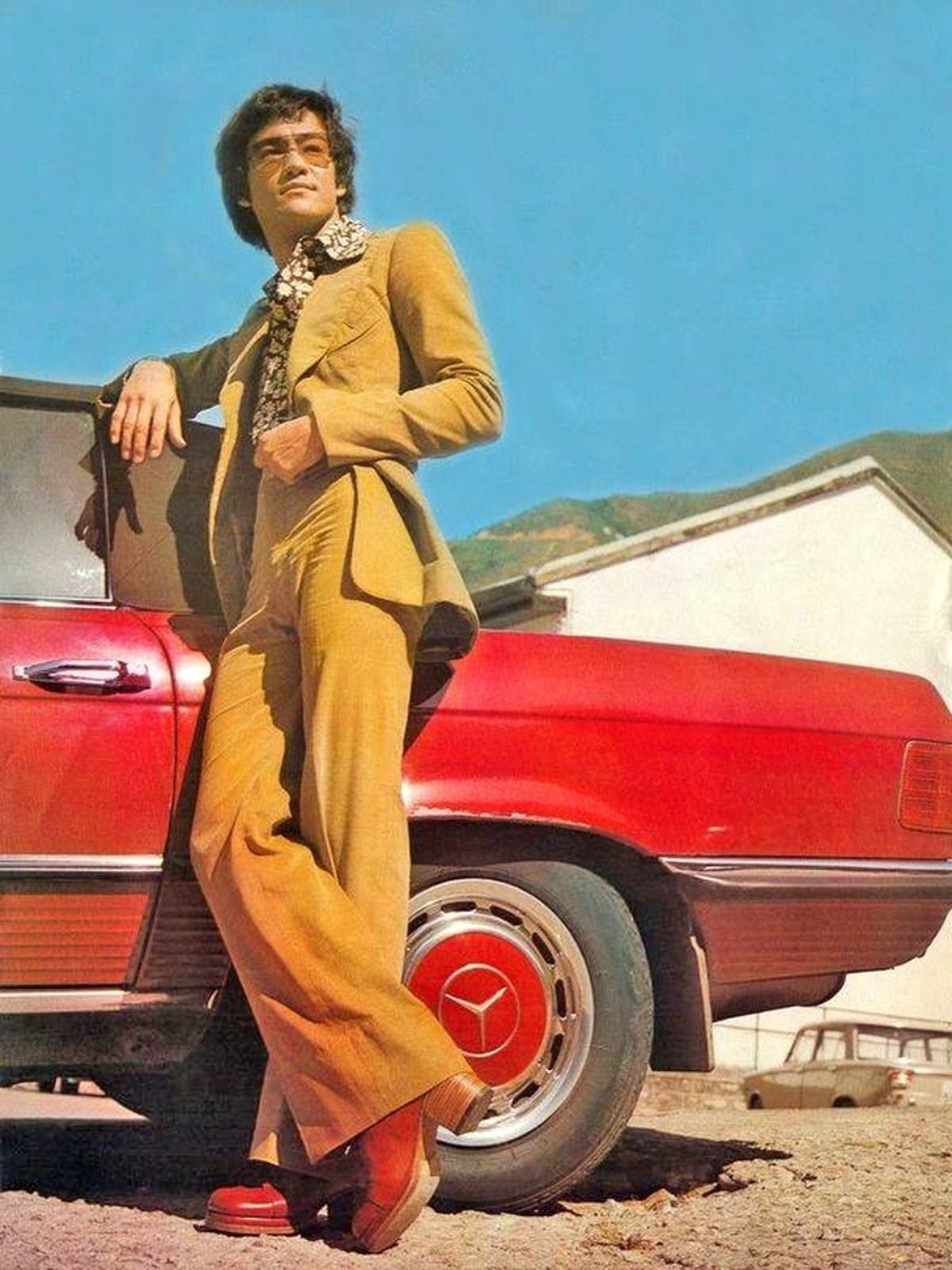 Bruce Lee junto a su Mercedes-Benz 350 SL en 1972