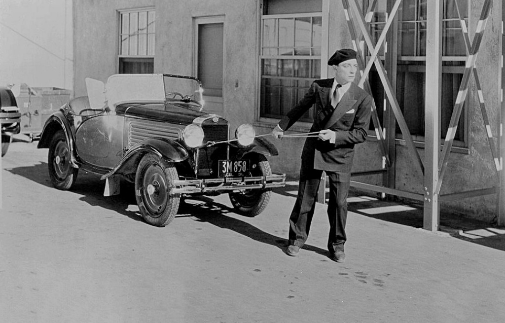 Buster Keaton tirando de un coche durante unn rodaje en 1930 | John Kobal Foundation:Getty Images 1930