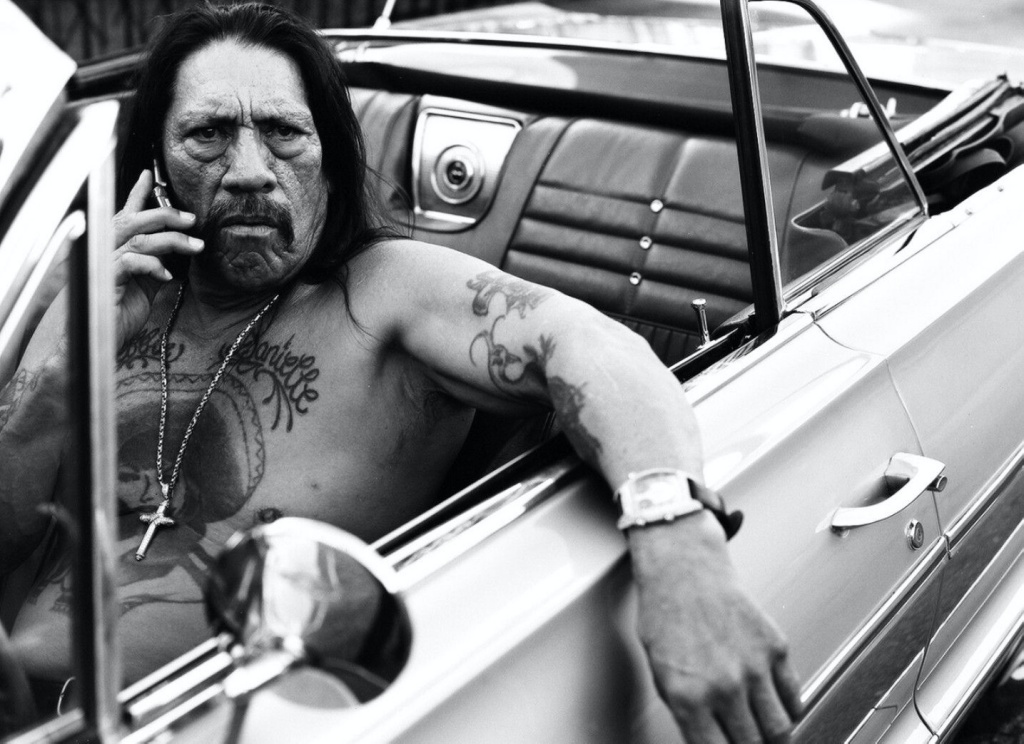 Danny Trejo al volante de un descapotable