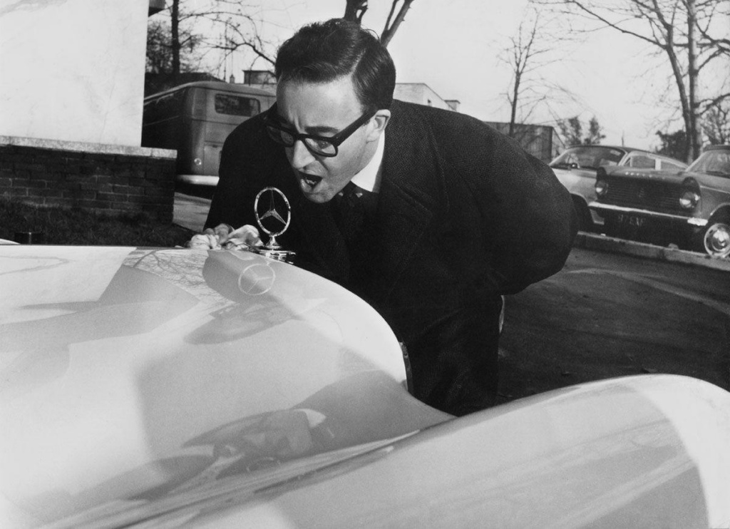 El actor Peter Sellers sacando brillo a la estrella de su Mercedes-Benz 300 SE Cabriolet el 7 de noviembre de 1962 | Chris Ware/Keystone/Hulton Archive/Getty Images