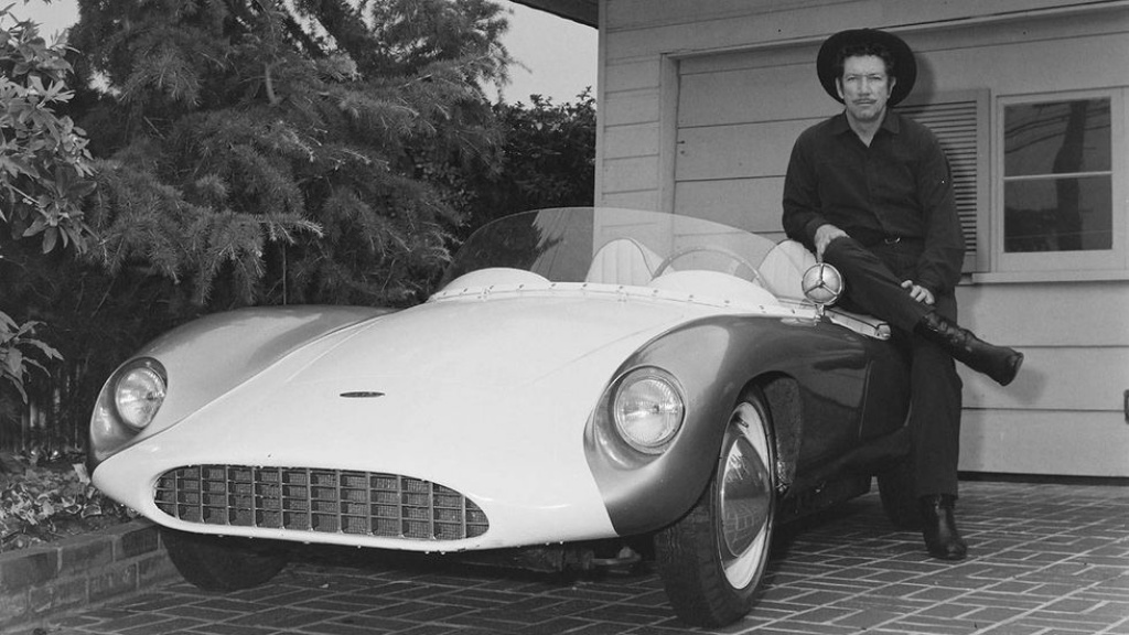 El actor Richard Boone junto a su Devin Monza Porsche | Bob D'Olivo:SIM:Getty Images