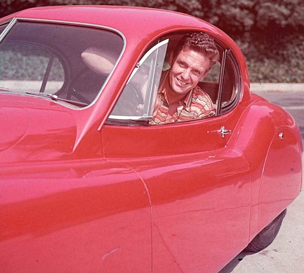El actor Robert Stack sonríe desde su Jaguar XK120 fixed-head coupe hacia 1955 |Hulton Archive:Getty Images