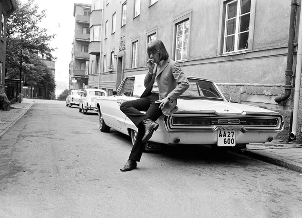 El cantante Benny Andersson, miembro de Abba, con su nuevo Ford Thunderbird de 1966