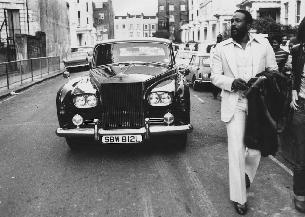 El cantante de soul Marvin Gaye caminando frente a su Rolls Royce in Notting Hill, Londres en 1976 | John Minihan:Evening Standard:Getty Images