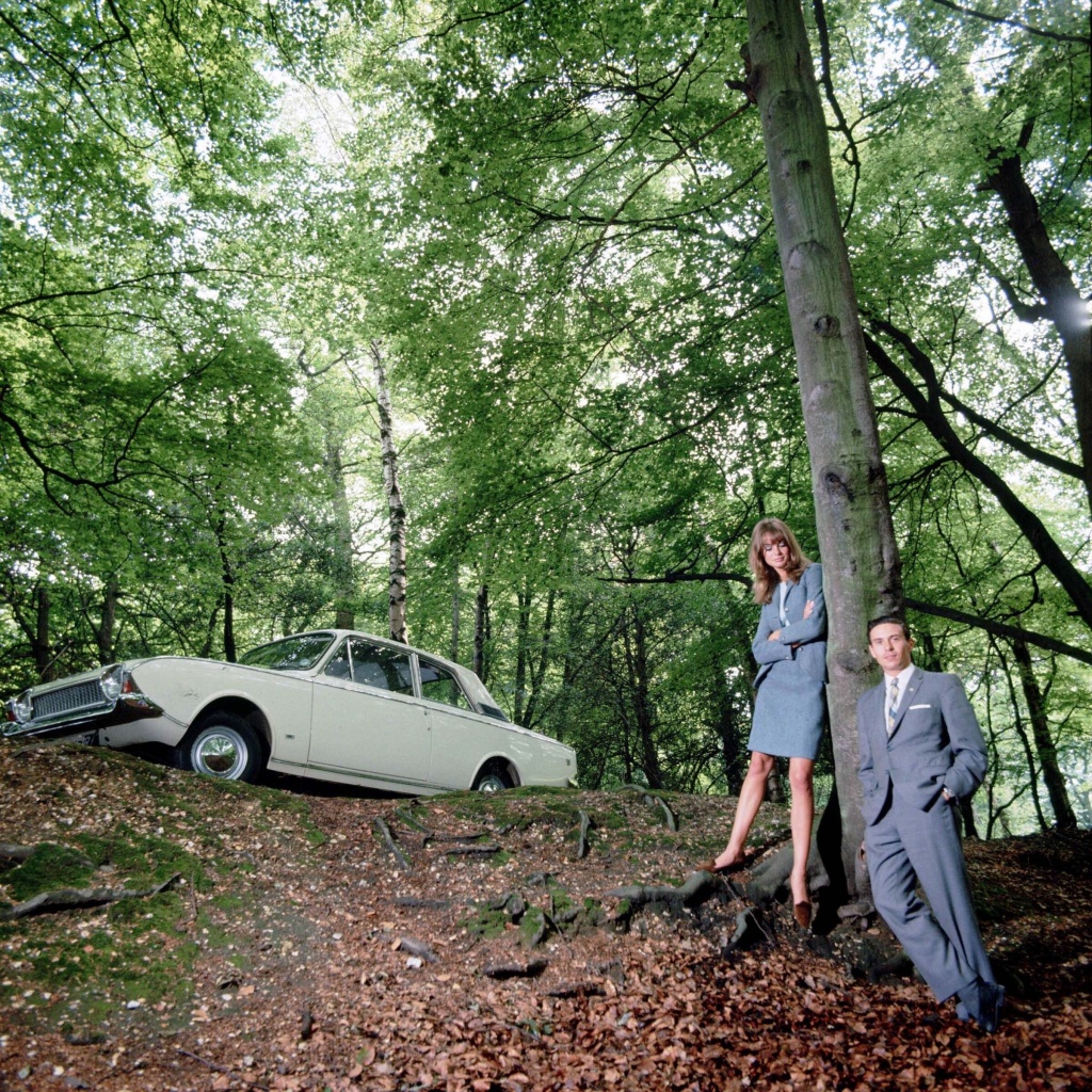 El piloto Jim Clark y la actriz Jean Shrimpton junto a un Ford Corsair GT | David Bailey:Ford