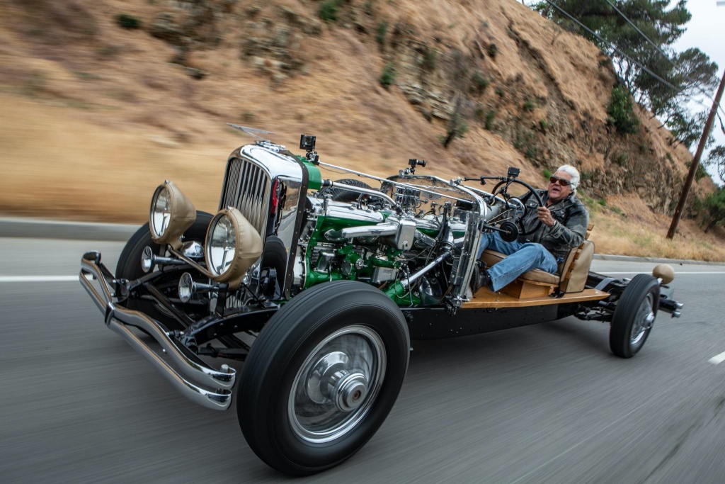 El presentador de TV Jay Leno a los mandos del chasis rodante de un Duesenberg J | Kay Leno's Garage