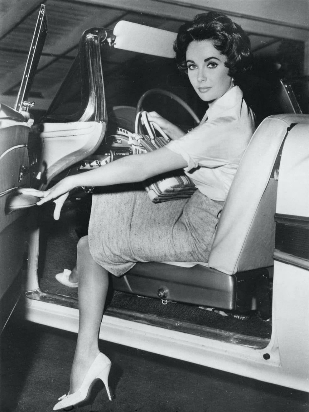 Elizabeth Taylor al volante de un Ford Convertible de 1958 | MGM