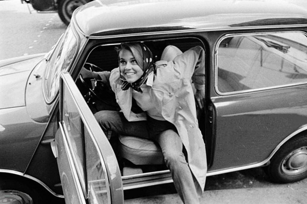 Jane Fonda saliendo de un Mini en Paris el 30 de agosto de 1963