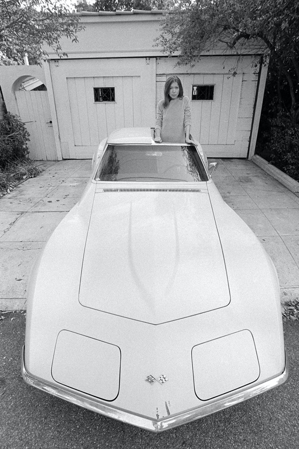 La escritora y periodista Joan Didion Sobre su Chevrolet Corvette Sting Ray en Hollywood en 1968 | Julian Wasser