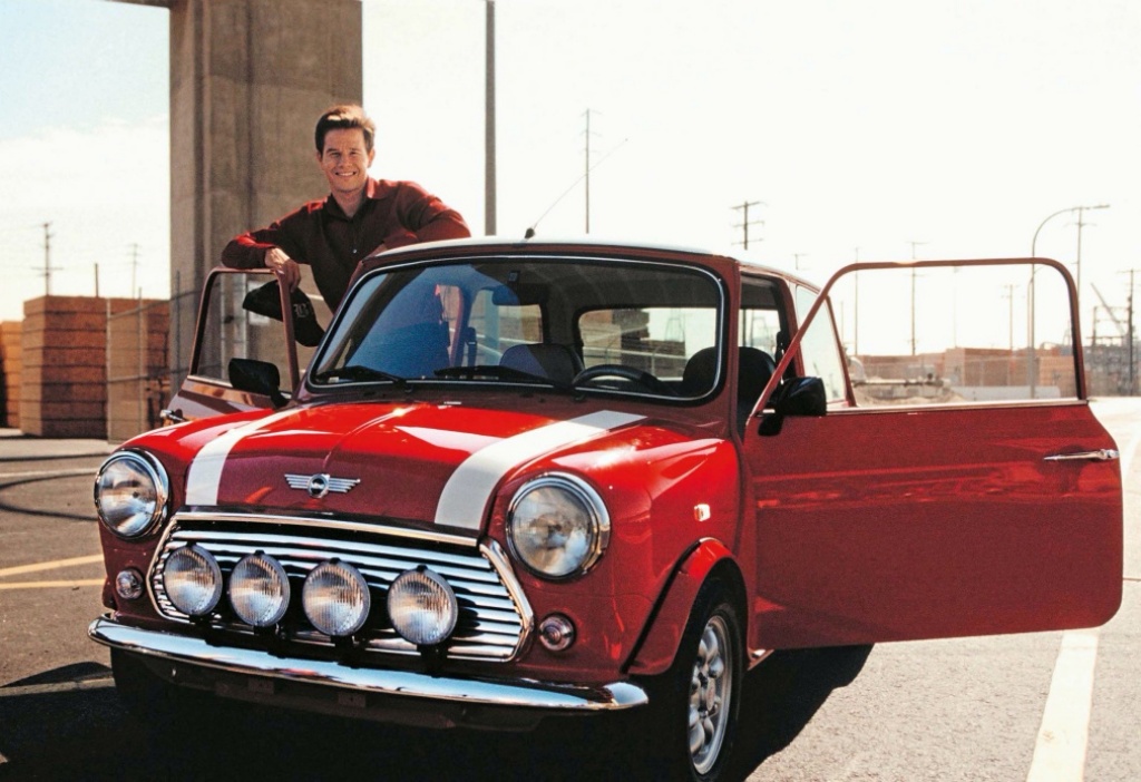 Mark Wahlberg junto a un Mini durante el rodaje de "The Italian Job" en 2003 | De Line Pictures/Paramount Pictures