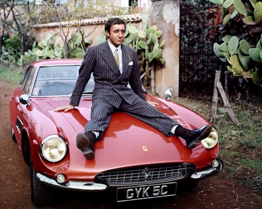 Peter Sellers sentado sobre su Ferrari 500 Superfast durante el rodaje del documental Peter and Stanley
