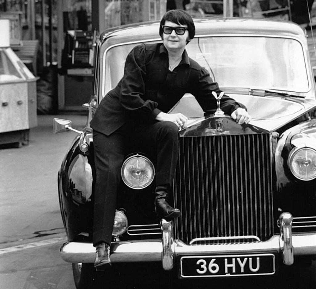 Roy Orbison sentado sobre su Rolls-Royce en 1970 | Wesley:Keystone:Getty
