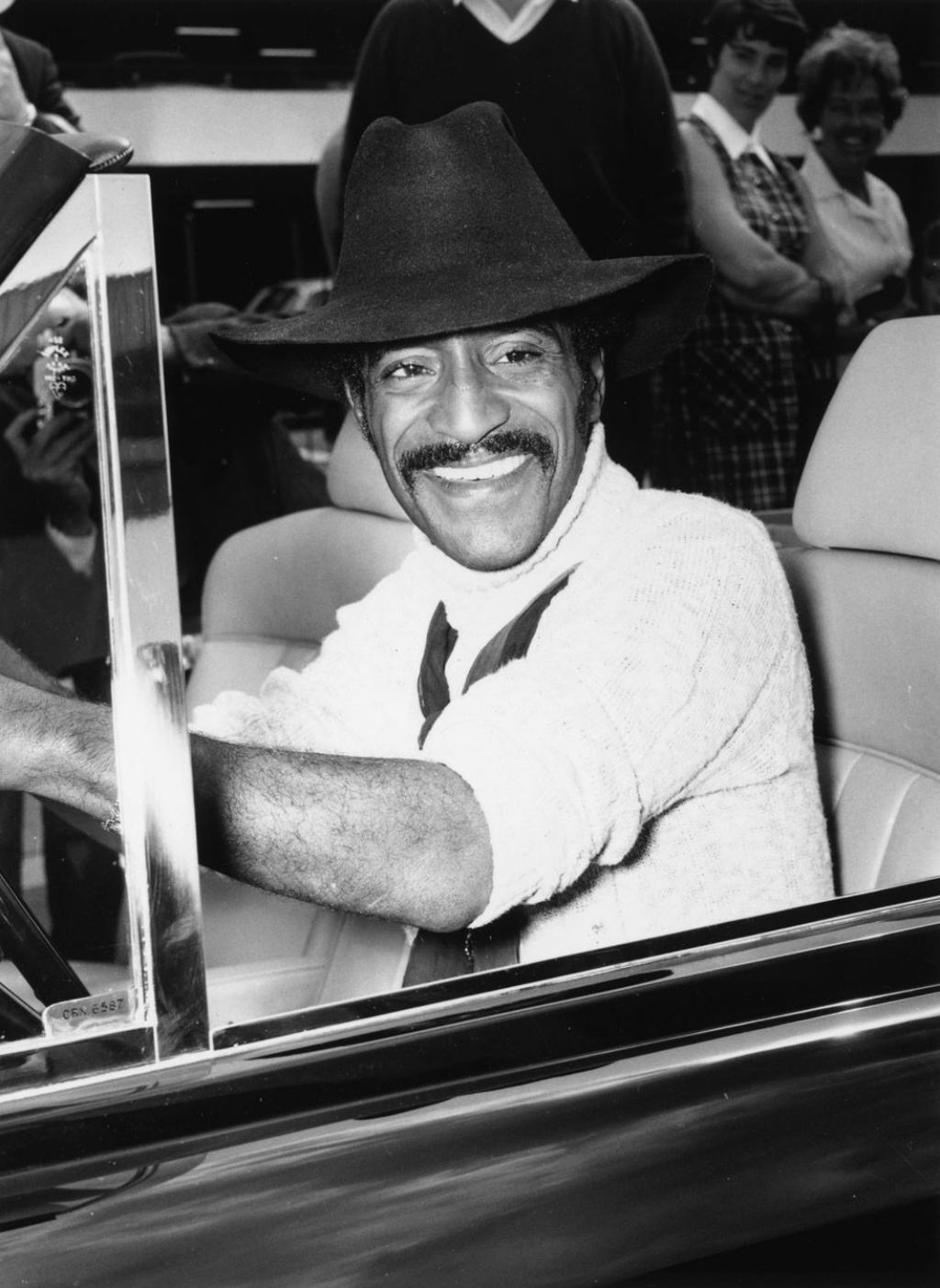 Sammy Davis Jr. conduce un descapotable en junio de 1969 | Evening Standard:Getty Images.