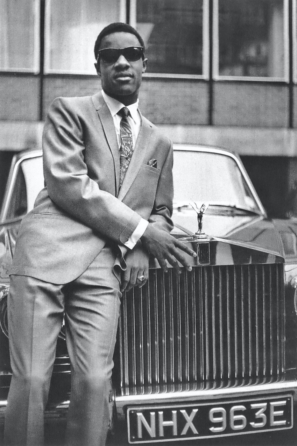 Stevie Wonder delante de los estudios de EMI Records en Manchester Square, Londres, en 1967