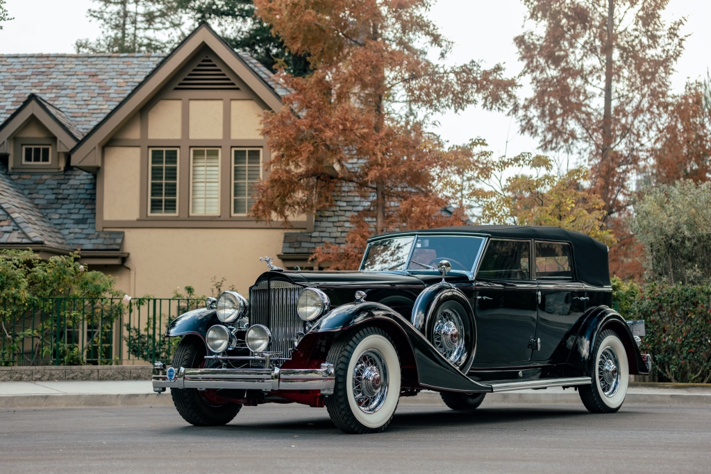 Subastas Arizona 2021: 1933 Packard Twelve Individual Custom Convertible Sedan by Dietrich 819.000 $ (est. 800-900.000 $) | RM Sotheby's