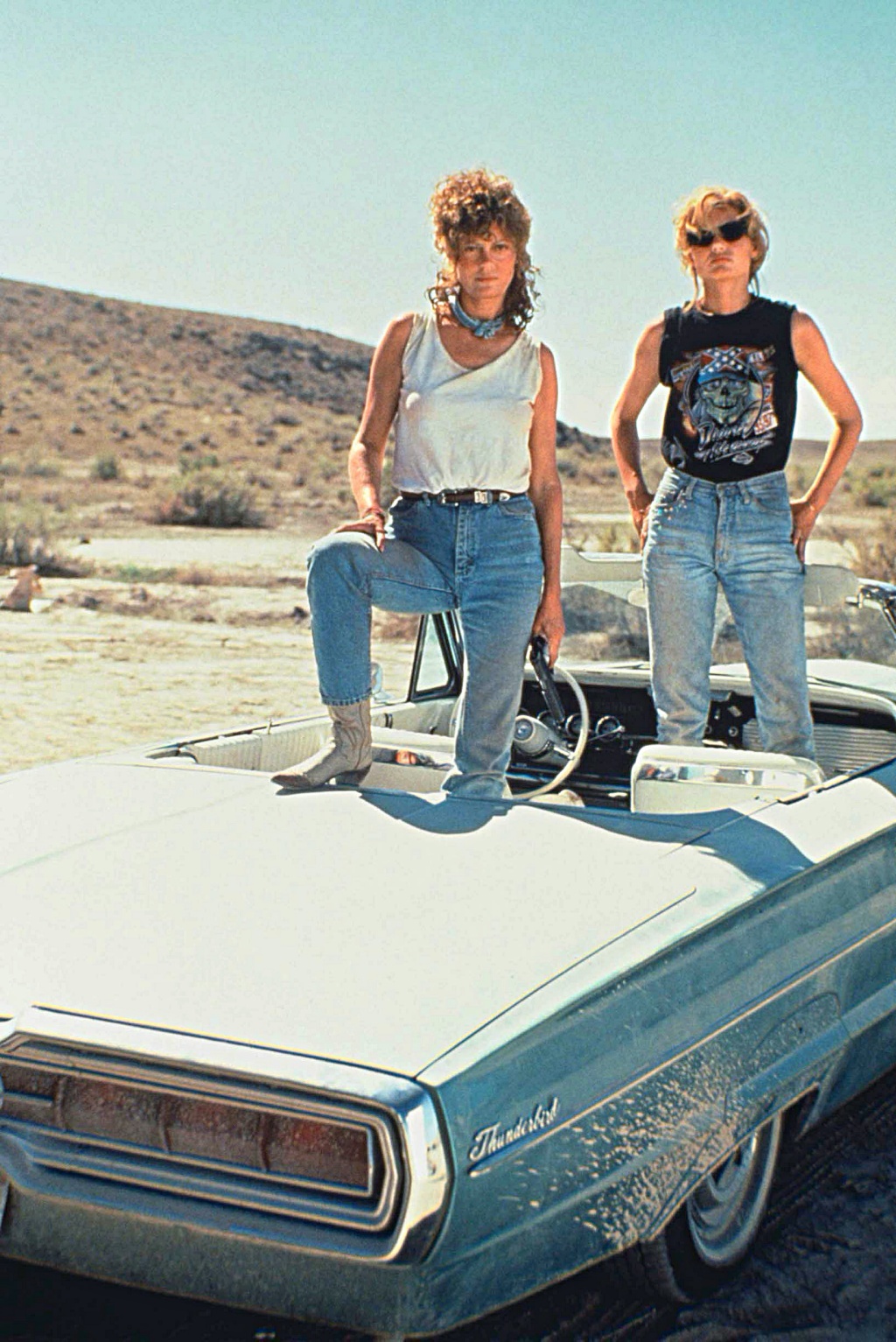 Susan Sarandon y Geena Davis durante el rodaje de "Thelma & Louise" en 1991 | Pathe Entertainment/Metro-Goldwyn-Mayer