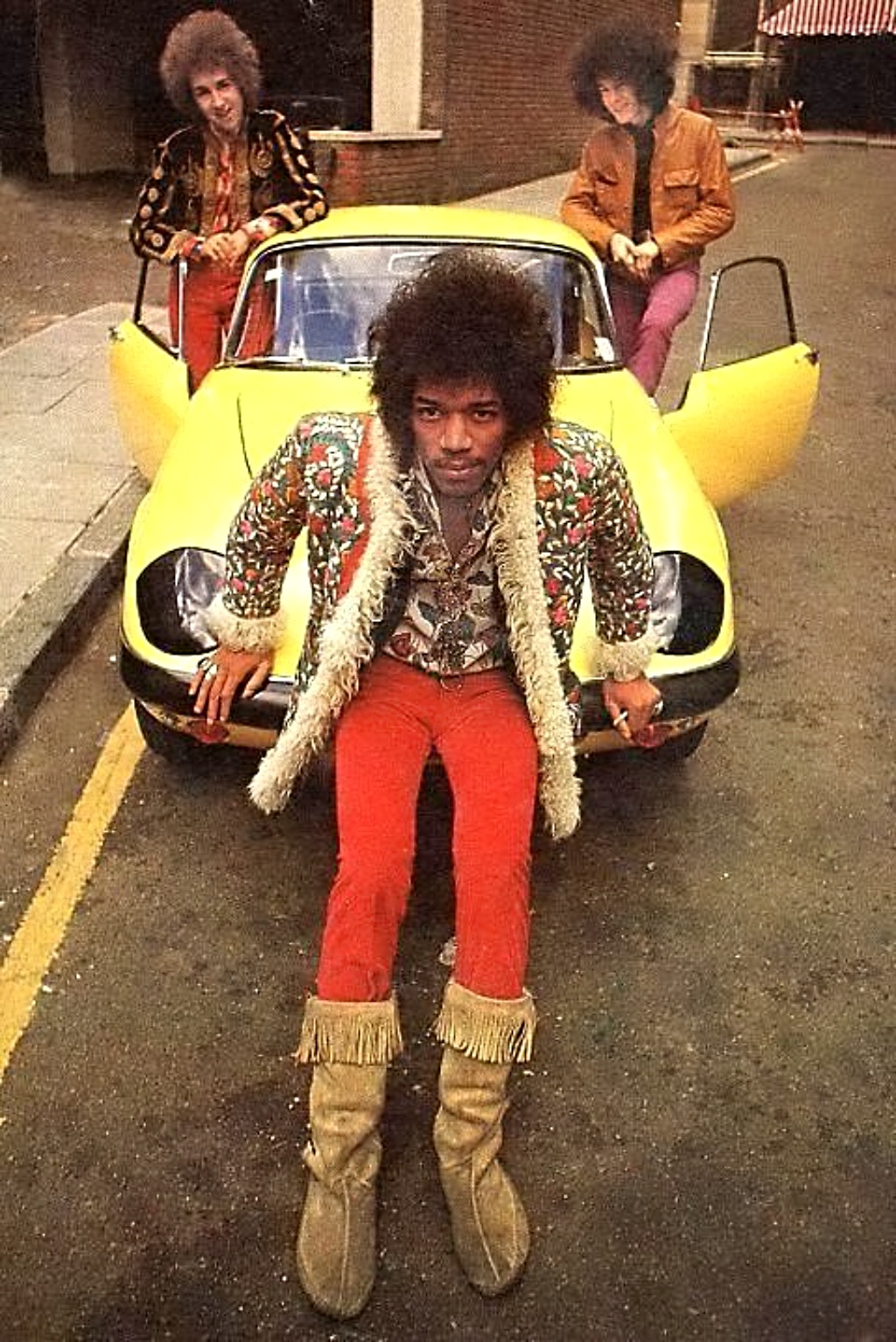 The Jimi Hendrix Experience alrededor de un Lotus Elan en Hyde Park, Londres, el 17 de octubre de 1967