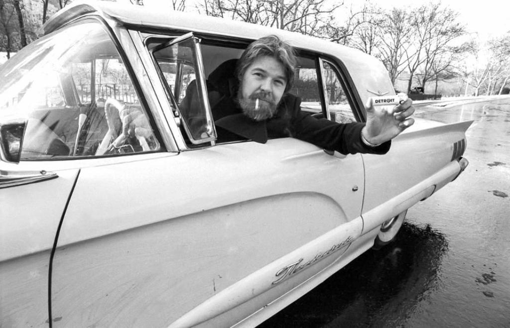 Bob Seger with a 1958-60 Thunderbird en Central Park, New York, en diciembre de 1982 | Jack Vartoogian:Getty Images