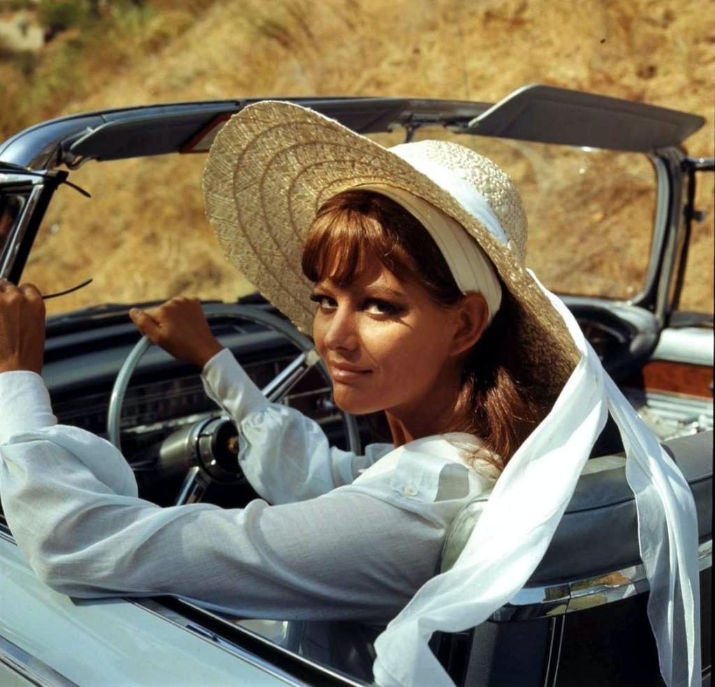 Personajes singulares y sus coches: Claudia Cardinale al volante de un Imperial Crown Convertible en la película Don't make waves de 1967 | Filmways Pictures