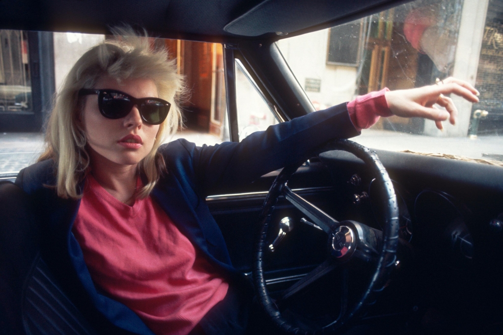 Debbie Harry, al volante de un Chevrolet Camaro en 1977 | Bob Gruen