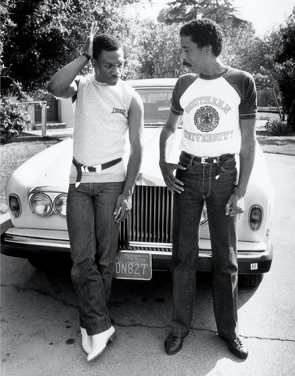 Personajes singulares y sus coches: Eddie Murphy y Richard Prior posando para la revista People en la casa de Prior en Encino en 1987 | Sennet Photography