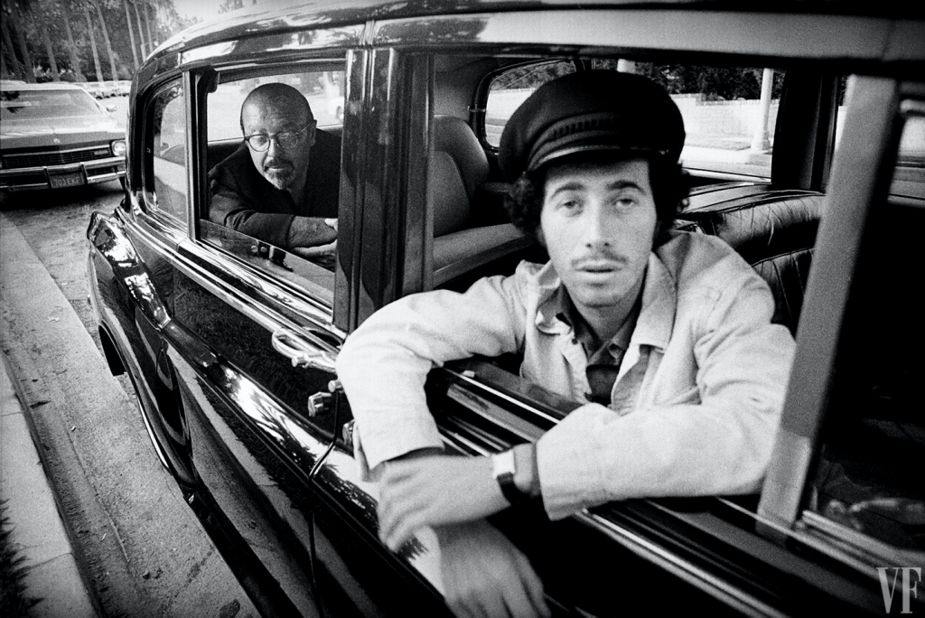 Personajes singulares y sus coches: El empresario y productor musical turco afincado en Estados Unidos Ahmet Ertegun y el editor de discos y productor de cine David Geffen, Los Angeles, 1972