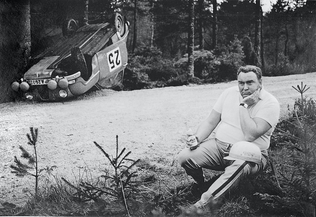 Personajes singulares y sus coches: El piloto Erik Carlsson, posando para un anuncio de Pommac, una bebida sueca sin alcohol a base de frutas, en 1962 | Pommac