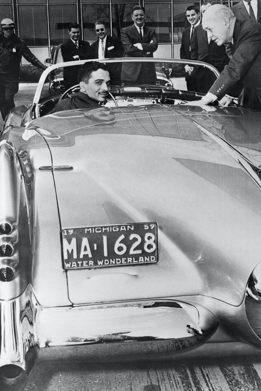 Personajes singulares y sus coches: El rey Hussein de Jordania al volante de un Buick LeSabre en la sede de General Motors en Detroit en 1959 | Getty Images