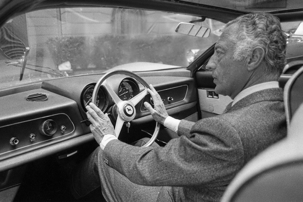 Gianni Agnelli en 1966 al volante de un Ferrari 365 P Berlinetta Speciale de tres asientos fabricado de encargo para él