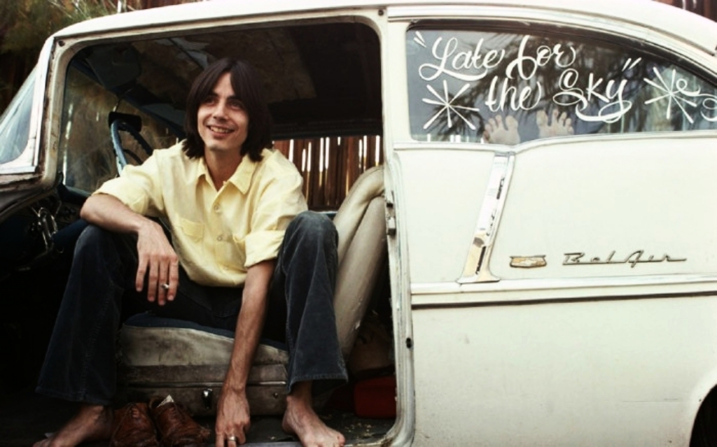 Personajes singulares y sus coches: Jackson Browne sentado en su Chevrolet Belair del 55 | Henry Diltz