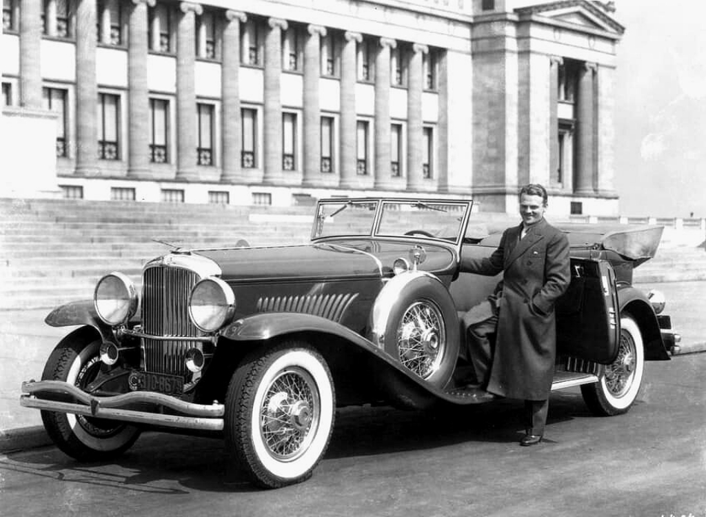 James Cagney junto a su Duesenberg en 1932