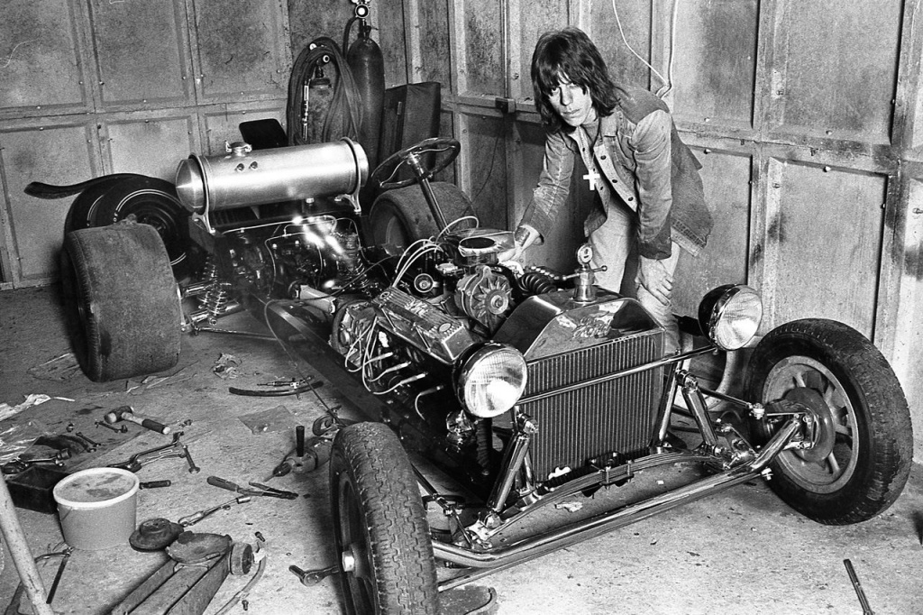 Personajes singulares y sus coches: Jeff Beck junto a unos de sus Hot Rod | Barry Plummer