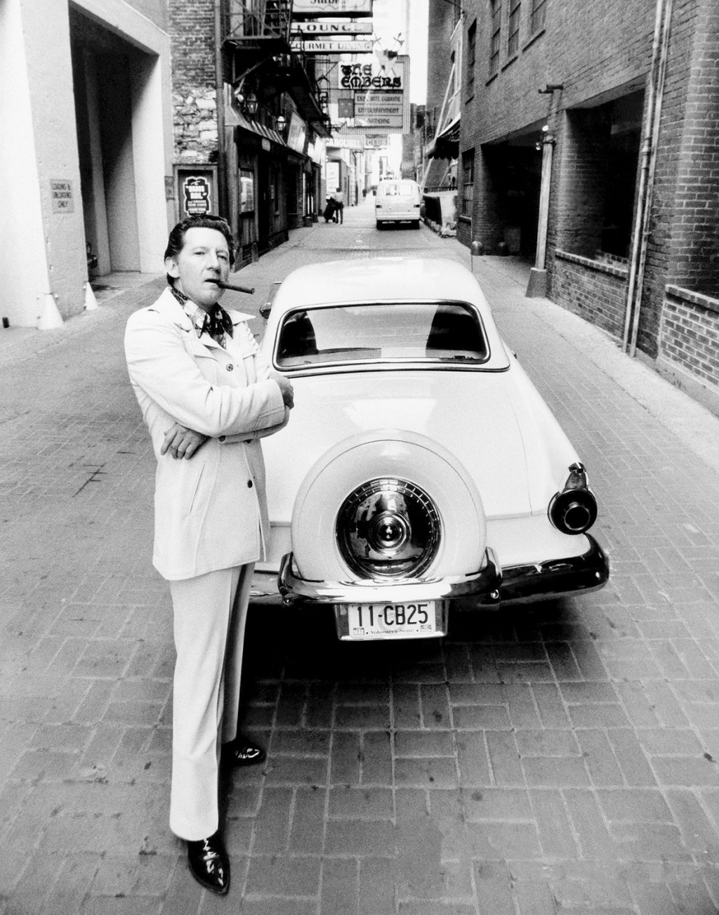 Jerry Lee Lewis junto a su Ford Thunderbird del 56 en Printer’s Alley, Nashville, Tennesee hacia 1978 | Ken Regan