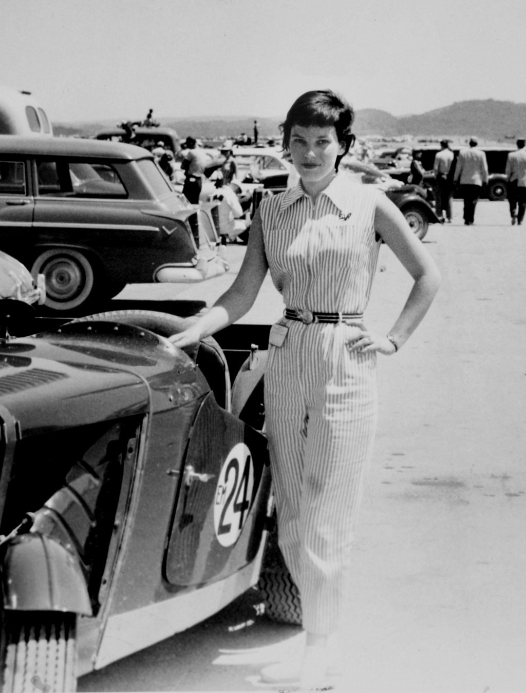 La piloto americana Suzy Dietrich junto a su MG TC de competición en 1954