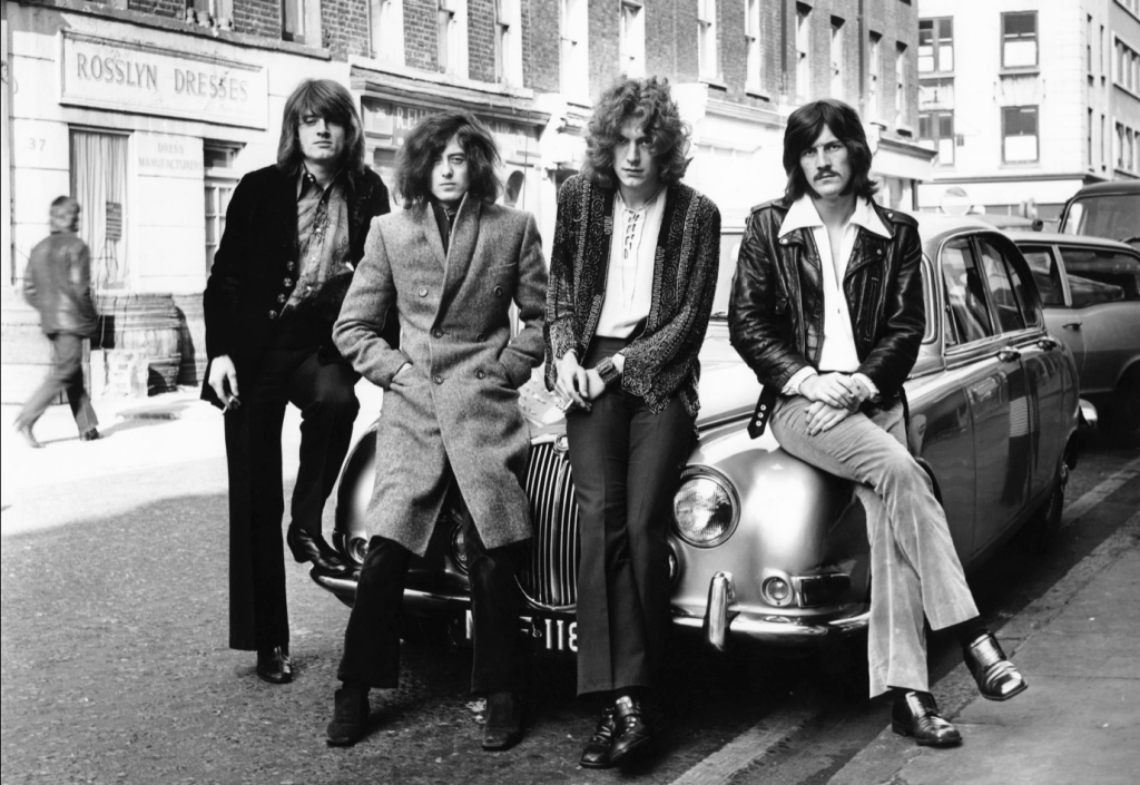 Personajes singulares y sus coches: Led Zeppelin sobre el capó de un Jaguar S-Type en Londres en diciembre de 1968 | Dick Barnatt:Redferns:Getty Images