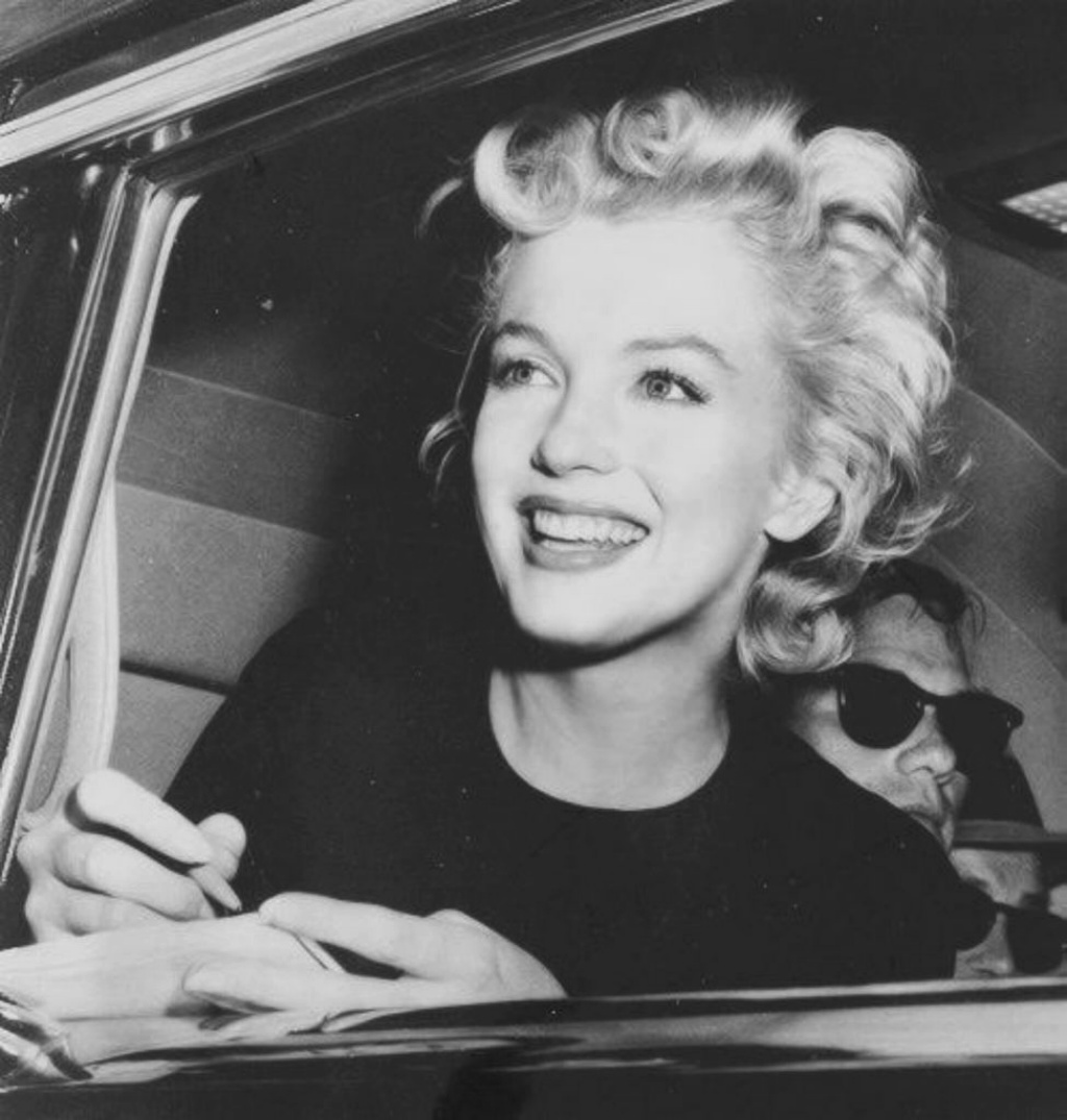 Marilyn Monroe firmando autógrafos en 1954 | Getty Images