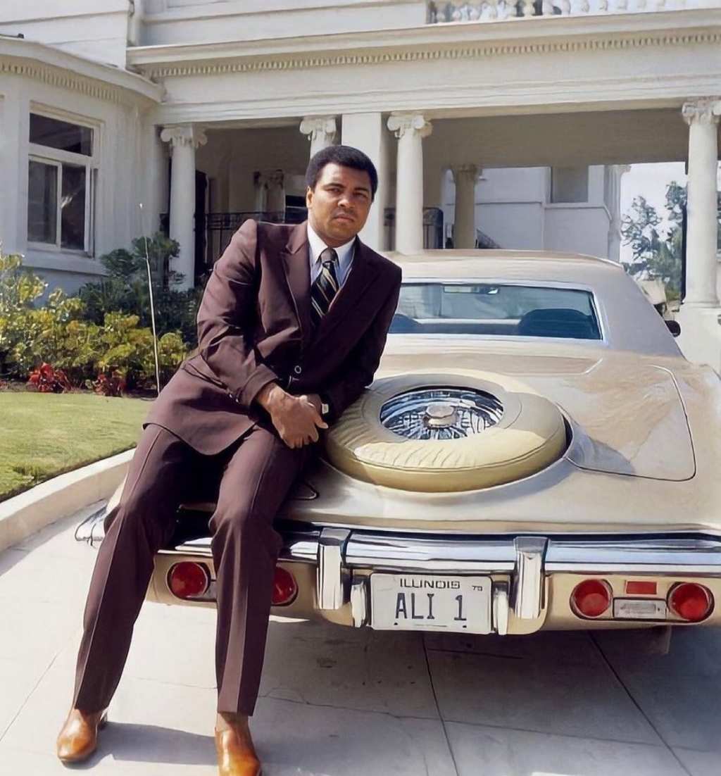 Personajes singulares y sus coches: Muhammad Ali apoyado en su Stutz Blackhawk