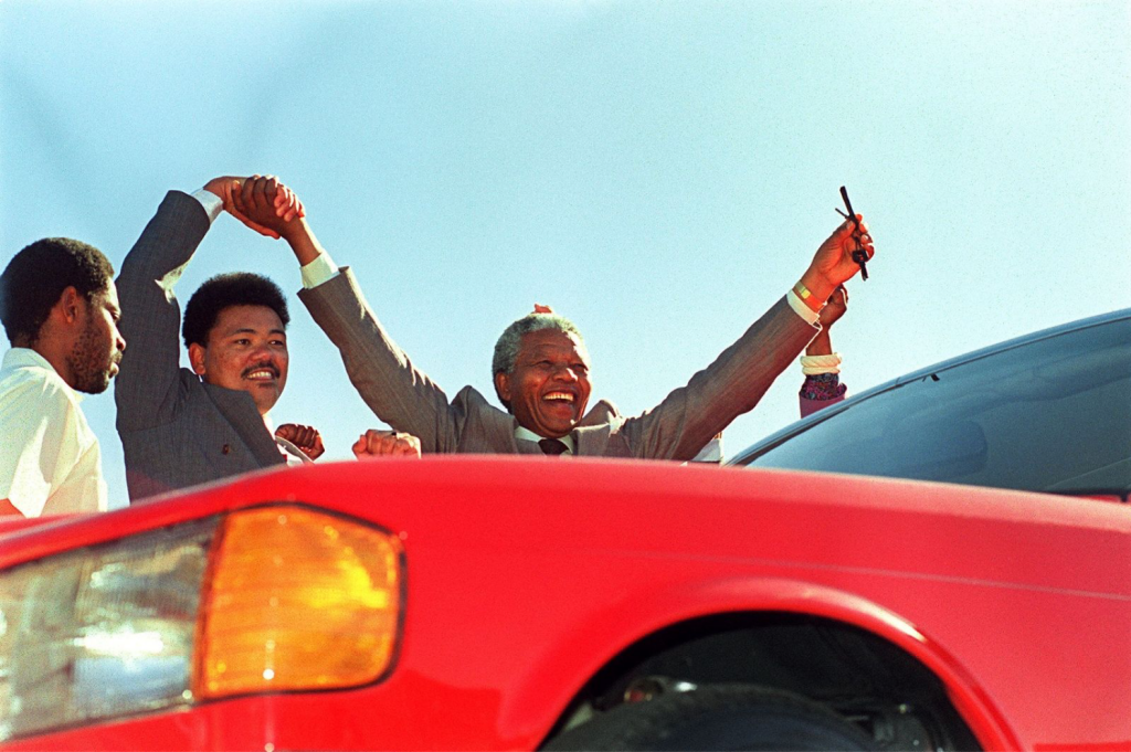 Personajes singulares y sus coches: Nelson Mandela recibiendo su Mercedes-Benz W126 que los trabajadores de la fábrica sudafricana de East London habían fabricado para él fuera de horas de trabajo | Walter Dhladhla:AFP