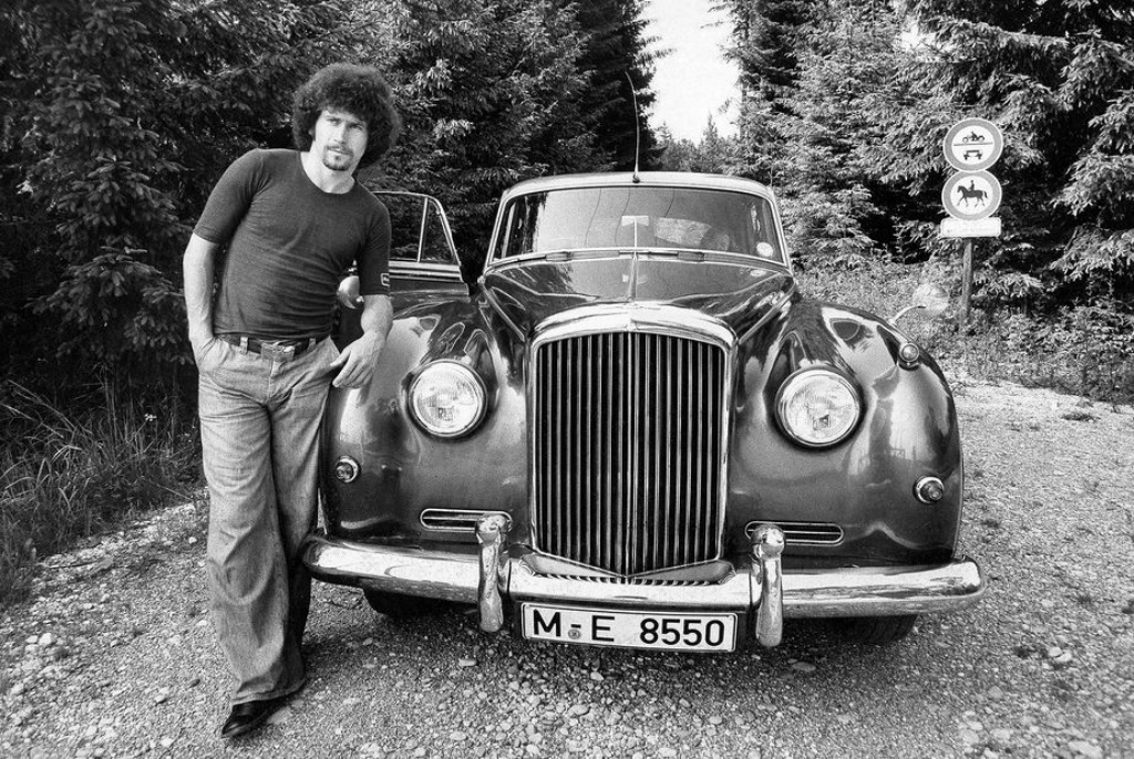 Paul Breitner y su Bentley S comprado en 1974, cuando jugaba en el Real Madrid | Dorotheum