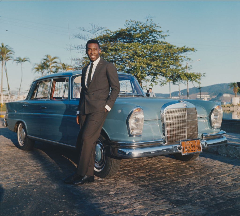 Personajes singulares y sus coches: Pelé con su Mercedes-Benz W111 hacia 1966 | Popperfoto:Getty Images
