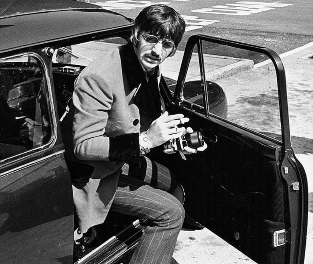 Ringo Starr saliendo de su Mini | ANL:Shutterstock