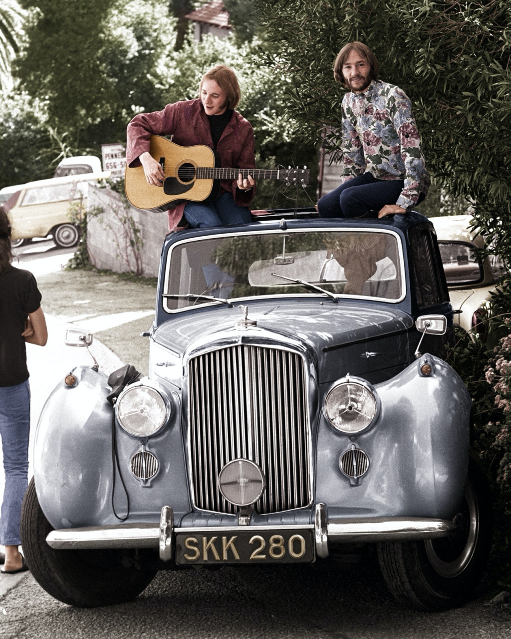 Stephen Stills y Peter Tork en el Rolls-Royce de Stills en 1968 | Nurid Wilde