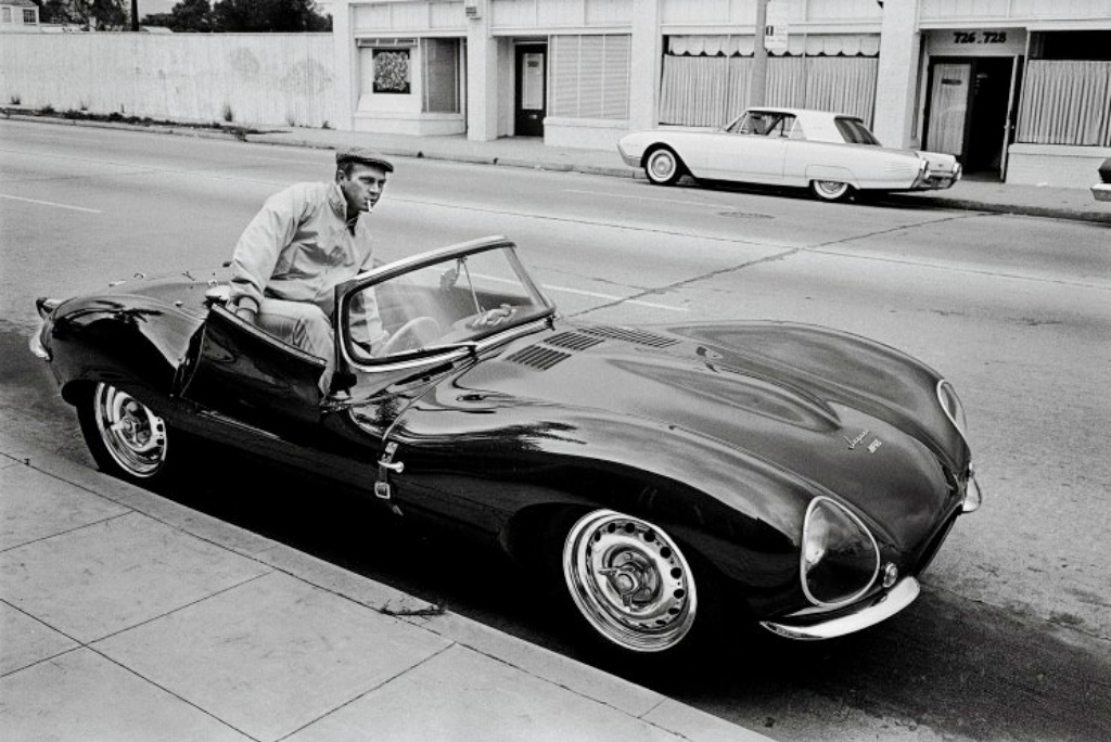 Steve McQueen sentándose a los mandos dde su Jaguar XKSS apodado Green Rat en Mulholland Drive, Los Ángeles en mayo de 1963 | John Dominis/Time & Life Pictures/Getty Images