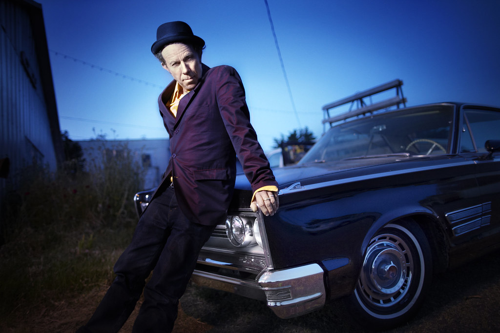 Tom Waits apoyado sobre un Chrysler 300 del 65 | Jesse Dylan