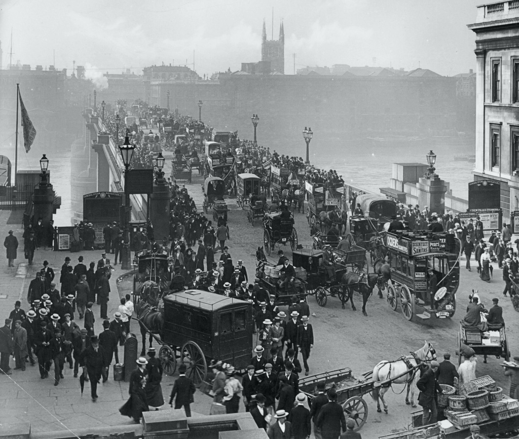 Coches y caballos: El Puente de Londres en 1890